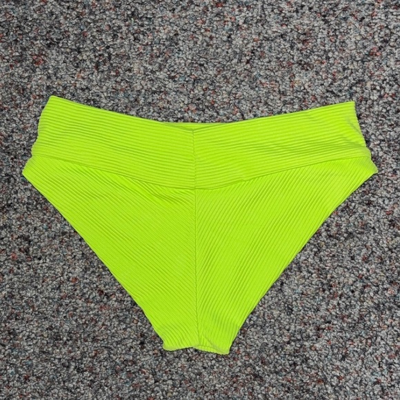 Frankie's Bikini Set - Picture 4 of 10